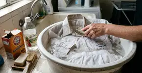 Branco puro como novo: 4 maneiras de lavar uniformes escolares e revitalizar tecidos desbotados com itens domésticos simples