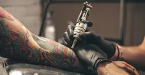 União Europeia pode restringir tatuagem por medo de câncer