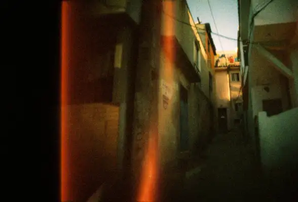 LÁ TINHA VIELA  Edmilson Fonseca | 13 anos  Cova da Moura | Lisboa | Portugal | Out 2013  pin 0,20mm x f22,5 | KODAK Ektachrome 200ISO