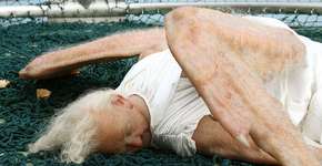 Artistas fazem escultura hiper-realista de anjo caído