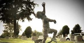 Pai em luto cria memorial tocante para seu filho em cemitério