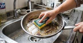 Colocar sal grosso na esponja de lavar louça: para que serve e por que é recomendado?