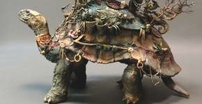 Esculturas surrealistas apresentam fusão entre plantas e animais