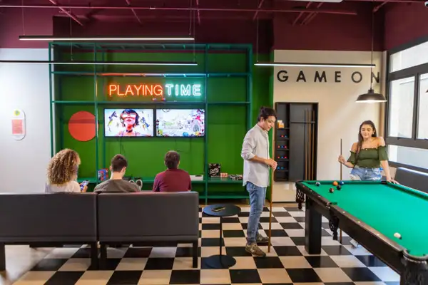 O Share Student Living é especializado em residenciais para estudantes, que segue o modelo de moradia compartilhada, com foco no desenvolvimento integral de estudantes e jovens profissionais