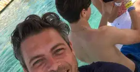 Luigi Baricelli faz tratamento para os pés com auxílio de peixes