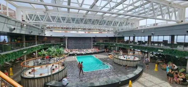 Piscina coberta e aquecida do MSC Seashore