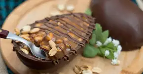 Ovo de Páscoa Charge: uma explosão de caramelo com amendoim