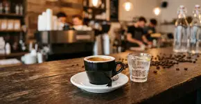 Por que servem um copo d’água com café na Itália? A explicação por trás de uma tradição que devemos copiar