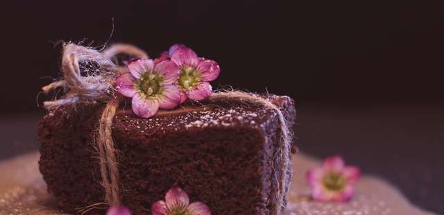 Bolo de chocolate simples, fácil de preparar e derrete na boca