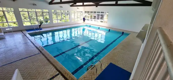 Piscina coberta climatizada