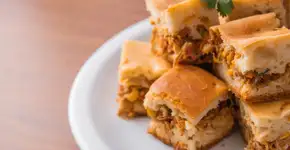 Torta de frango preguiçosa que bate tudo no liquidificador