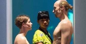 Visitante terá que passar entre casal nu em exposição em Londres