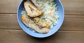 Arroz de couve-flor com frango grelhado que vai mudar sua opinião sobre comida fit