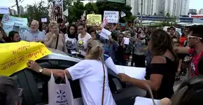 Ativistas protestam no Carrefour de Osasco após morte de cachorro