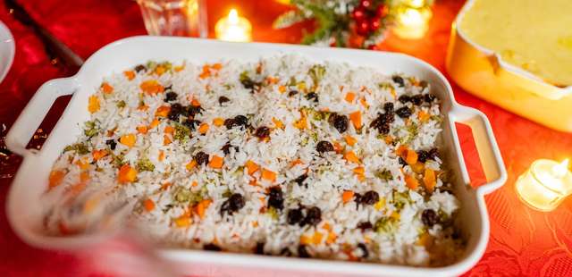 Arroz natalino que transforma qualquer ceia e ainda deixa o prato bonito e colorido