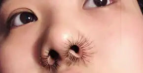 Blogueiras aplicam pelos nas narinas e nova ‘moda’ viraliza