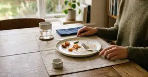 O que significa deixar sempre um restinho de comida no prato, segundo a psicologia comportamental