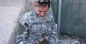 Soldada salva vida de gatinha em meio à guerra no Afeganistão