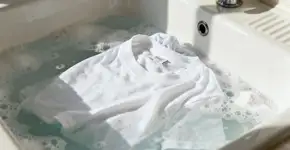 O produtinho caseiro que limpa até a última mancha da roupa branca sem esforço