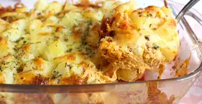 Frango cremoso com batatas na travessa