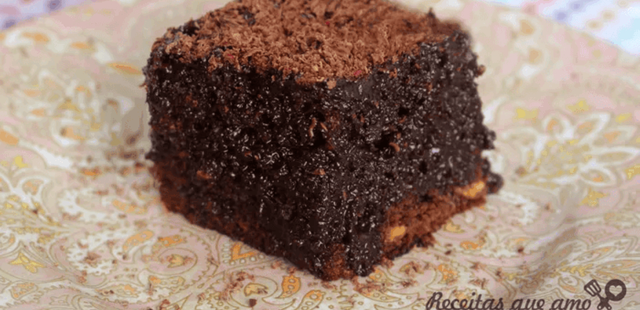 Delicioso bolo de chocolate de liquidificador fácil e rápido de fazer