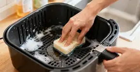 Como limpar sua Air Fryer em 10 minutos com itens que você já tem em casa