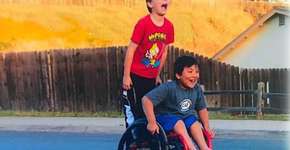 Menino de 8 anos faz campanha para ajudar amigo cadeirante