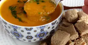 Sopa cremosa de cenoura com gengibre muito fácil de fazer