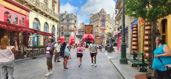 Rua que dá acesso à Place Cachée, inspirada na franquia 