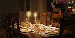 Como escolher o presente ideal ao ser convidado para um jantar