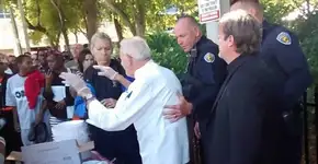 Aos 90, homem pode ser preso por distribuir comida a moradores de rua