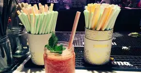 Canudo comestível e biodegradável é alternativa ao plástico