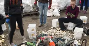 Plástico encontrado no mar vira embalagem para cosméticos