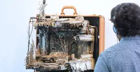 Artista sírio cria malas reproduzindo casas de refugiados