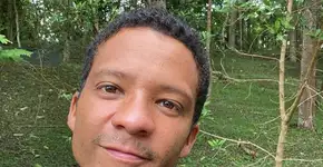 Cantor negro em carro de luxo é abordado com arma na cara pela PM