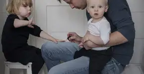 Ensaio mostra a rotina de pais que tiraram um ano de licença paternidade