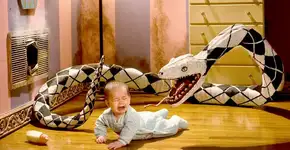 Pai fotógrafo cria assustadoras fotos de terror com suas filhas como modelos