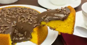Aprenda a fazer o melhor bolo vulcão de cenoura com chocolate em casa