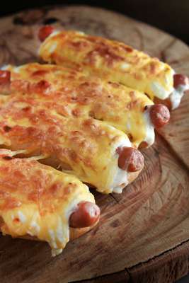 Cachorro quente no pão artesanal, com salsicha frankfurter, queijo cremoso e ketchup de melancia (Barraca do Louco, é claro) 