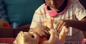 Campanha frisa que menino brinca de boneca para ser adulto melhor