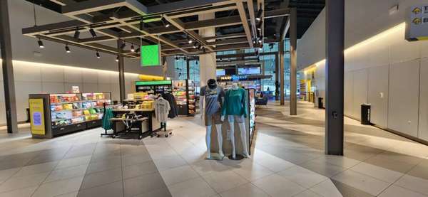 Já na área de embarque a estação tem loja e um bar