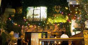 Restaurante convida clientes a comerem com as mãos