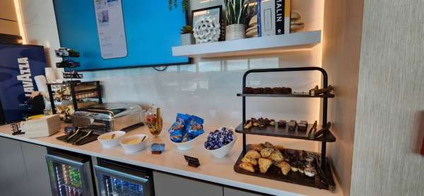 Lounge em Orlando oferece um ambiente confortável com snacks, bebidas à vontade e wi-fi
