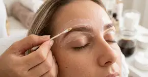 Molhe as sobrancelhas com água e aplique com um algodão. Elas ficarão naturalmente mais escuras em até dois tons, sem o uso de henna. Uma maneira de escurecer as sobrancelhas