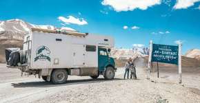 Casal austríaco larga tudo para viajar o mundo de caminhão