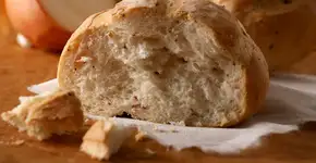 Pão de cebola caseiro: fofinho e cheio de sabor!
