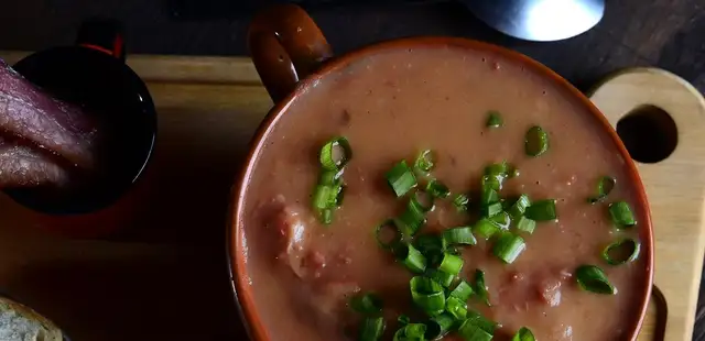 Caldo de feijão cremoso: conforto e sabor em uma só receita