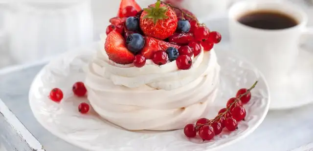 Aprenda a fazer o delicioso pavlova de frutas vermelhas