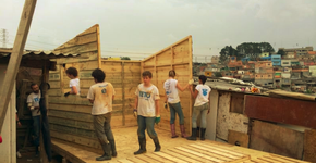 Estudantes ajudam a construir casas em comunidades de São Paulo