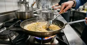 Os especialistas recomendam nunca ferver o arroz diretamente; primeiro, ele deve ser tostado para liberar seu aroma